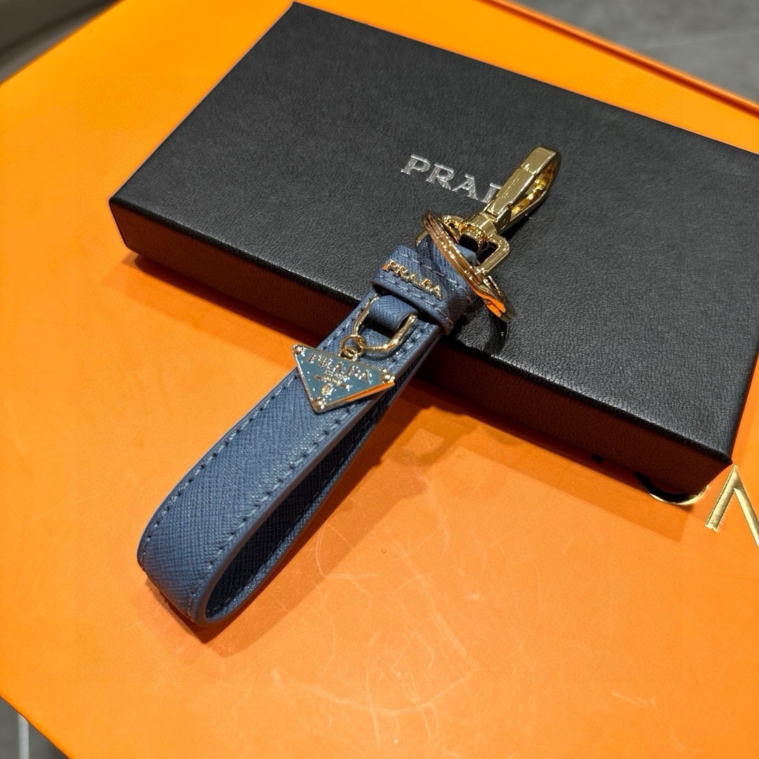 プラダキーホルダー PRADA  2024新作 革のキーホルダー