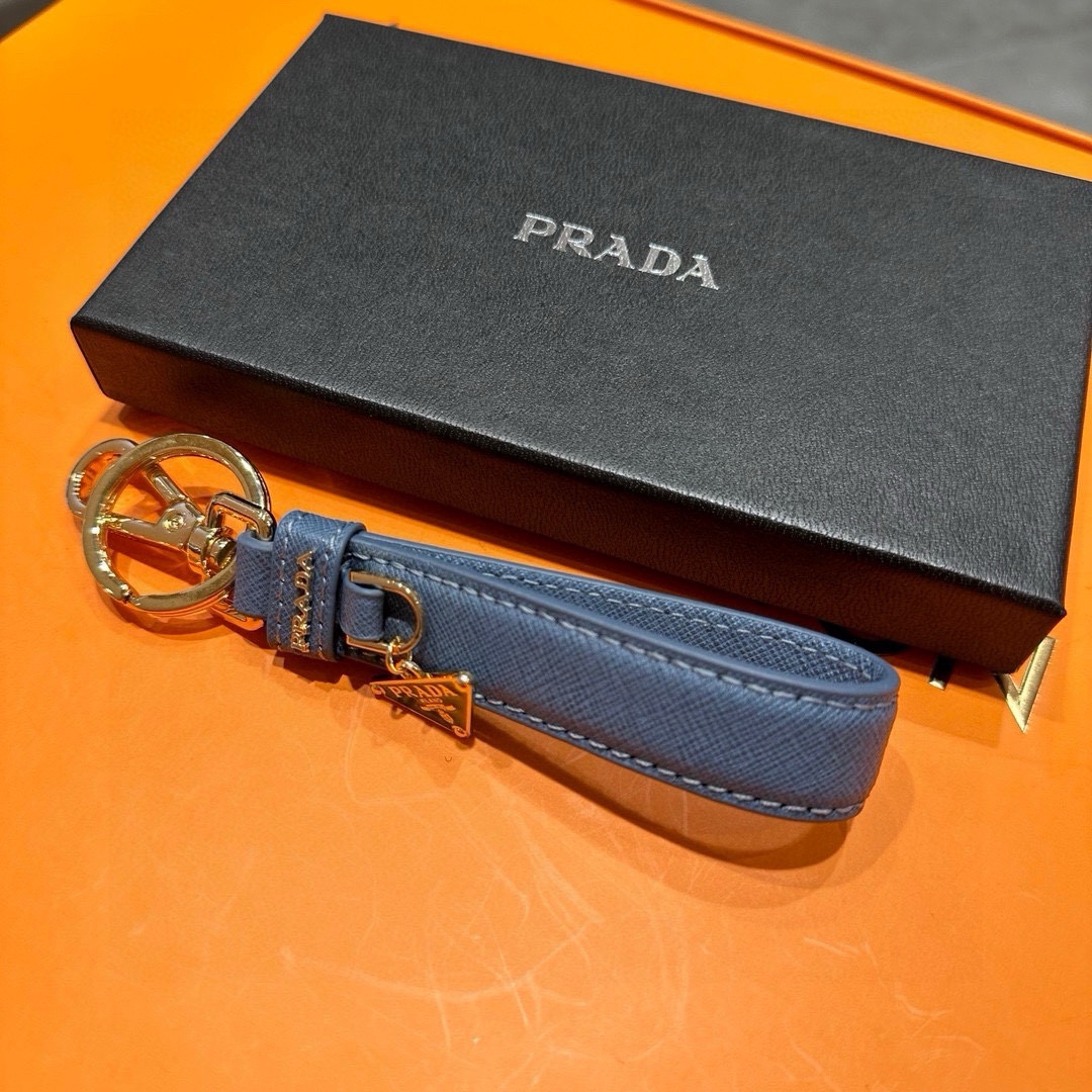 プラダキーホルダー PRADA  2024新作 革のキーホルダー
