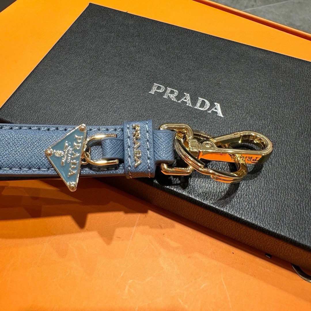 プラダキーホルダー PRADA  2024新作 革のキーホルダー