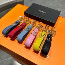 プラダキーホルダー PRADA  2024新作 革のキーホルダー