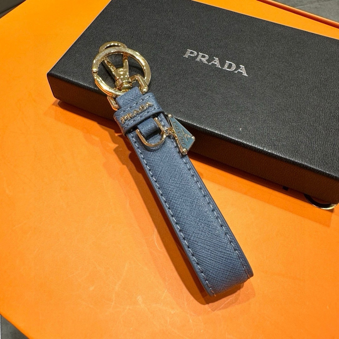 プラダキーホルダー PRADA  2024新作 革のキーホルダー
