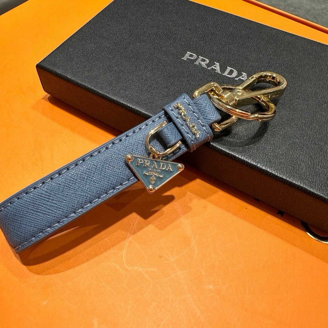 プラダキーホルダー PRADA  2024新作 革のキーホルダー