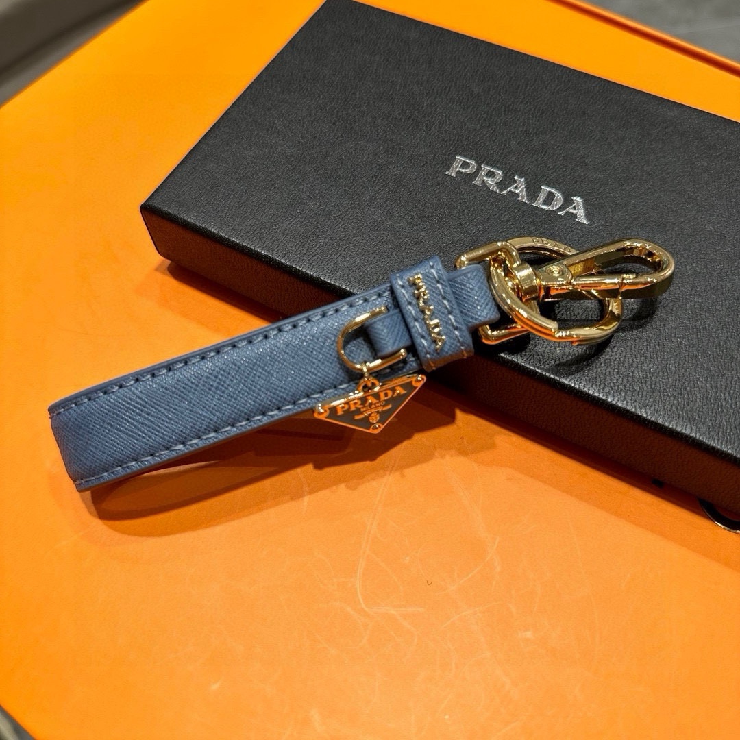 プラダキーホルダー PRADA  2024新作 革のキーホルダー