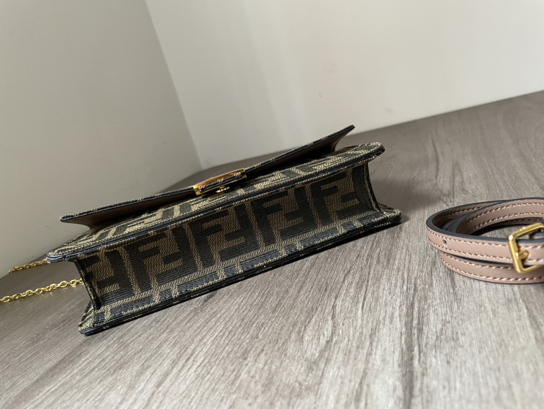 フェンディバッグ FENDI 2024新作 高品質 チェーン脇の下バッグ