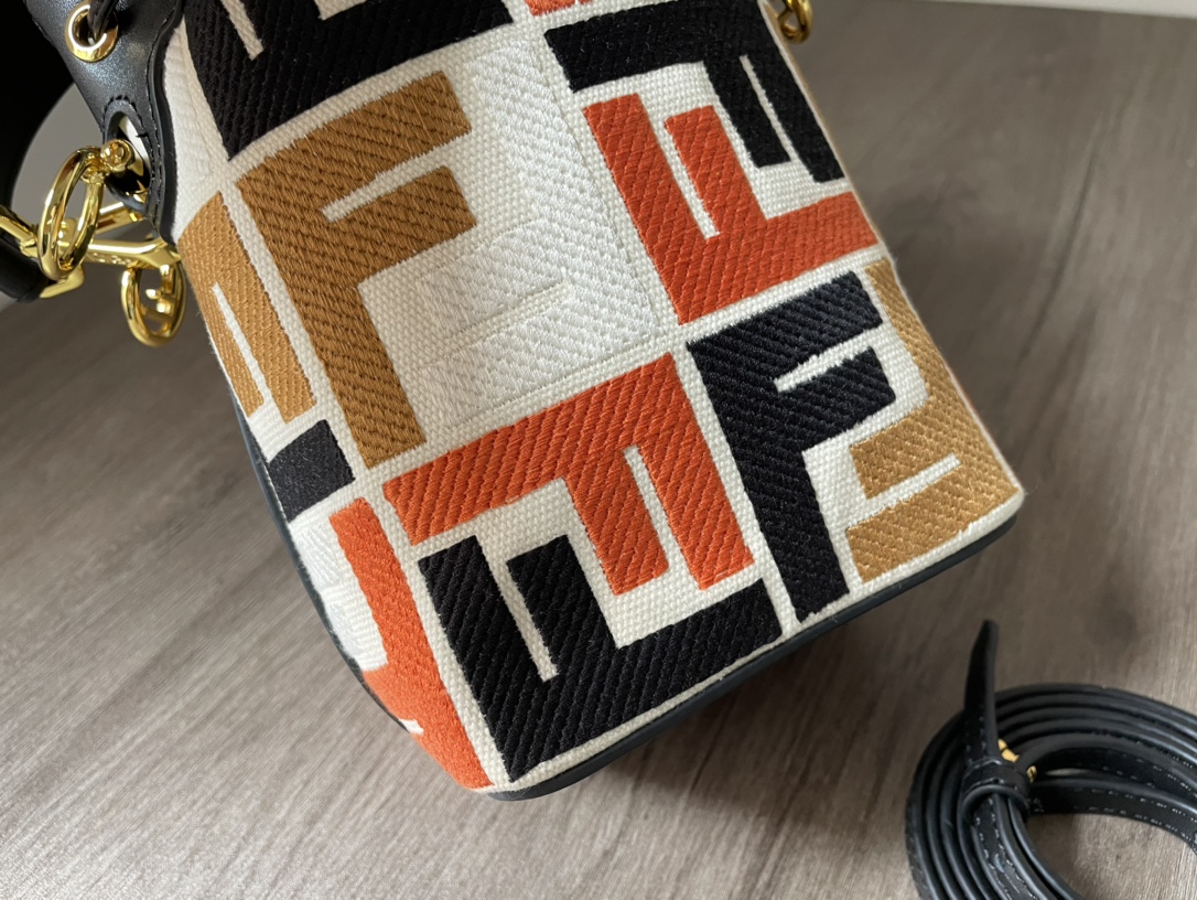 フェンディバッグ FENDI 2024新作 高品質 モン トレゾール スモール バケットバッグ