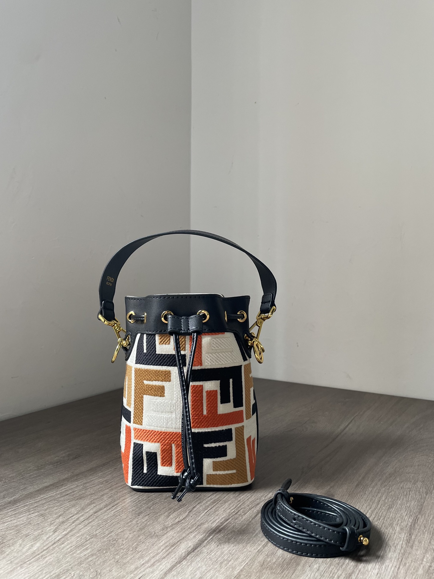 フェンディバッグ FENDI 2024新作 高品質 モン トレゾール スモール バケットバッグ