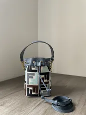 フェンディバッグ FENDI 2024新作 高品質 モン トレゾール スモール バケットバッグ
