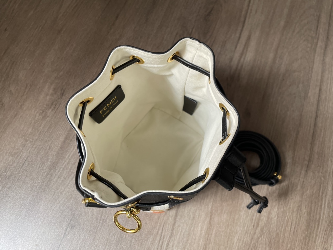 フェンディバッグ FENDI 2024新作 高品質 モン トレゾール スモール バケットバッグ