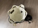 フェンディバッグ FENDI 2024新作 高品質 モン トレゾール スモール バケットバッグ