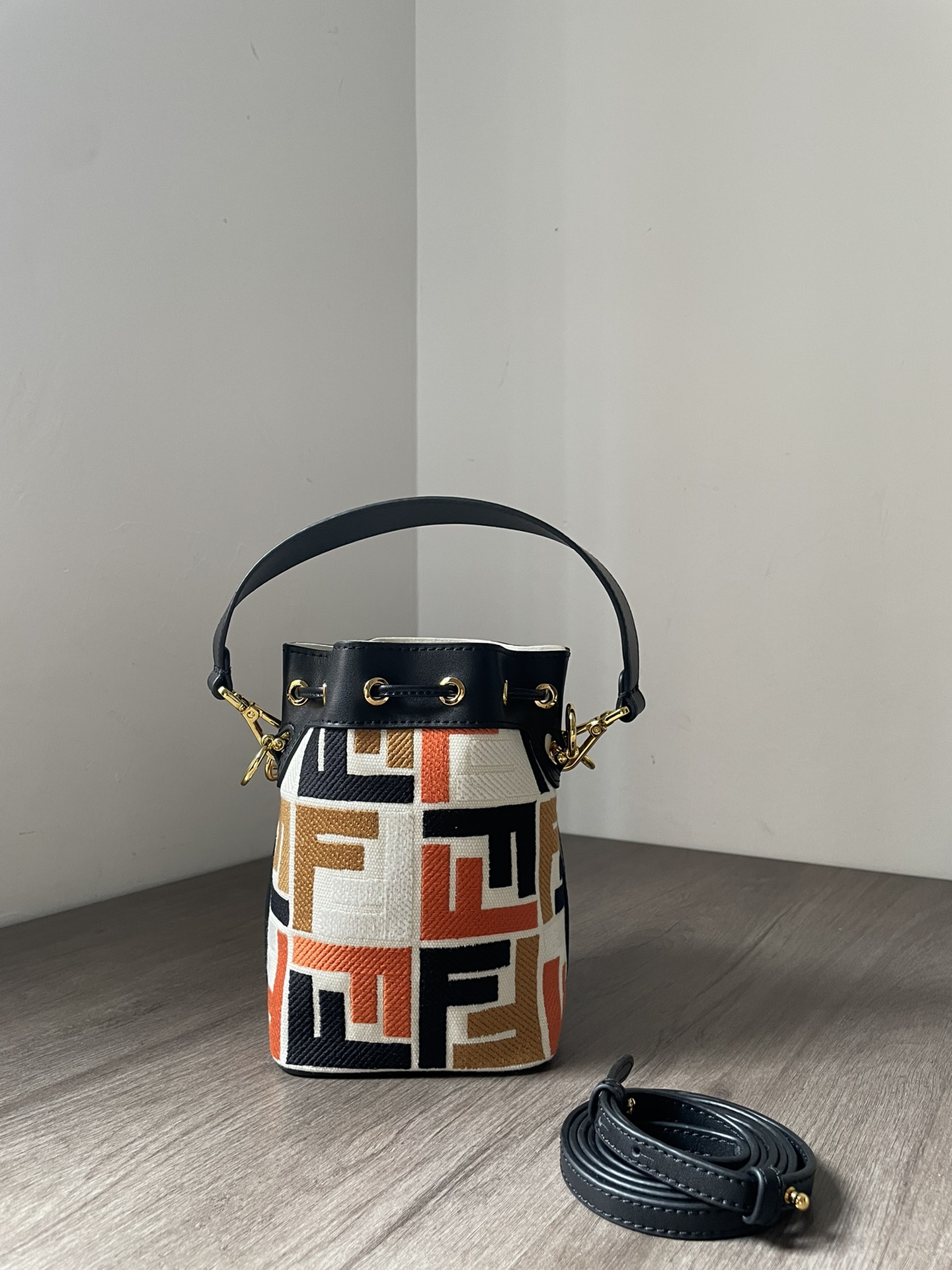 フェンディバッグ FENDI 2024新作 高品質 モン トレゾール スモール バケットバッグ