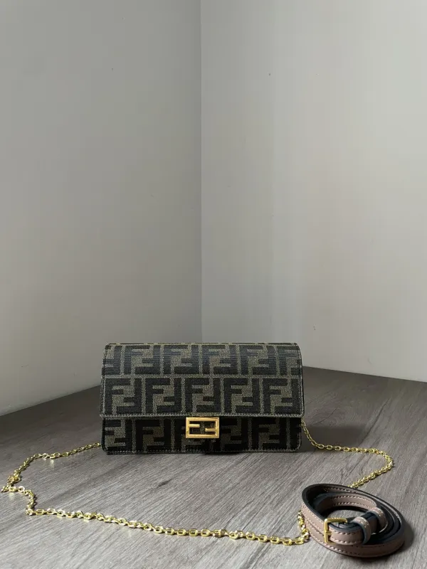 フェンディバッグ FENDI 2024新作 高品質 チェーン脇の下バッグ