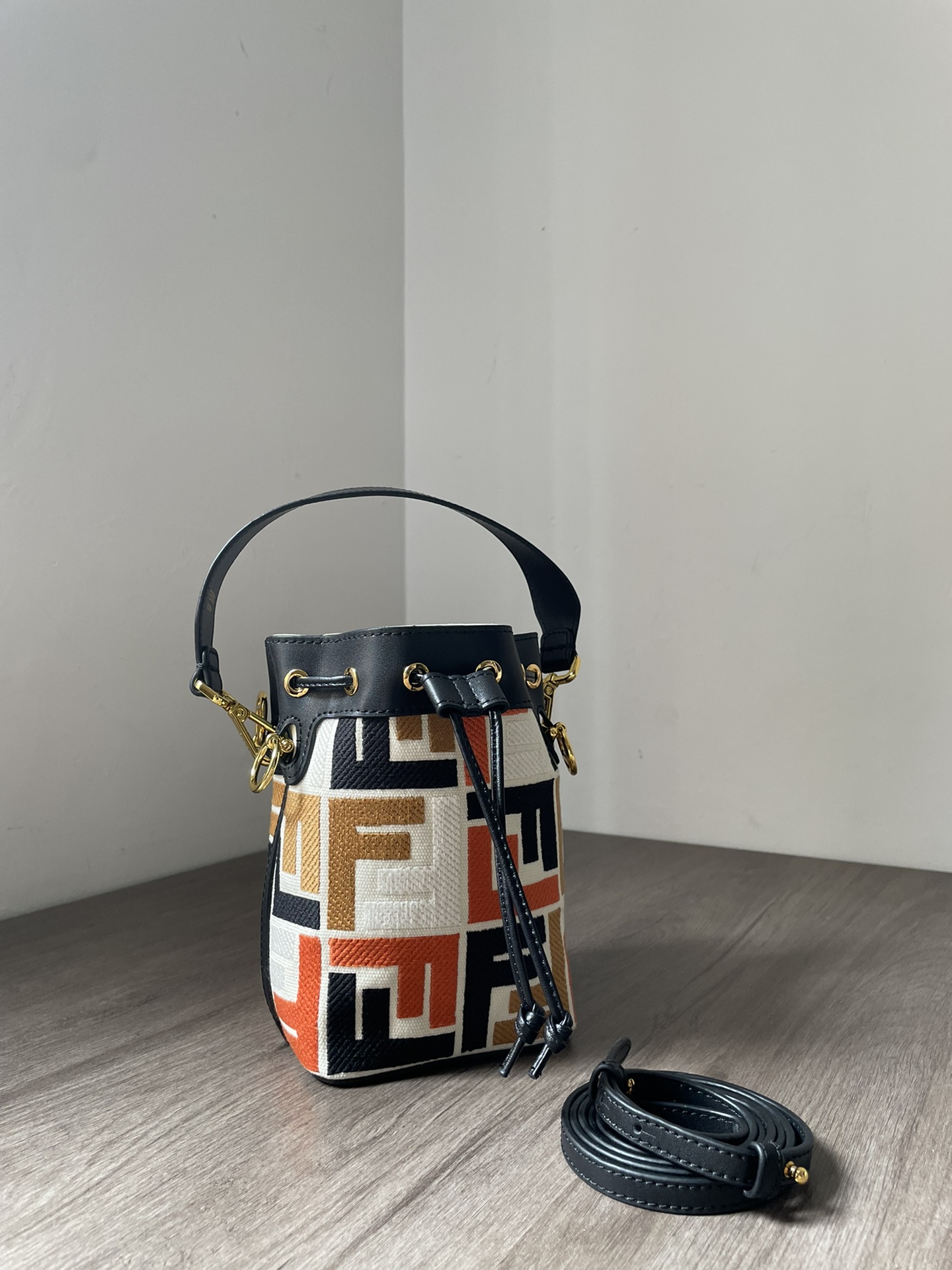 フェンディバッグ FENDI 2024新作 高品質 モン トレゾール スモール バケットバッグ