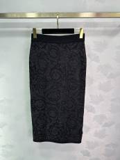 ヴェルサーチ服 Versace 2024新作 黒のニットスカート