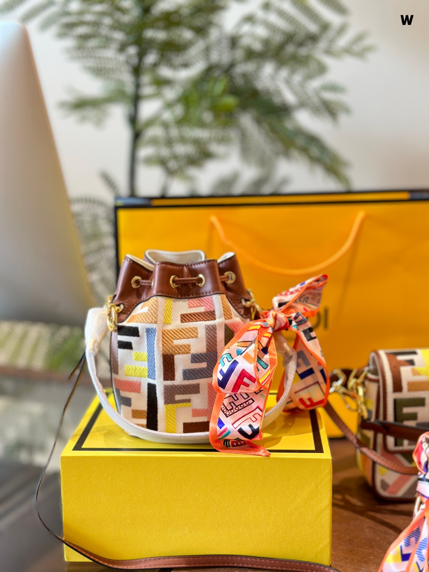 フェンディバッグ FENDI 2024新作 レインボーバケットバッグ