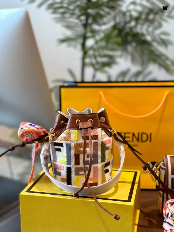 フェンディバッグ FENDI 2024新作 レインボーバケットバッグ