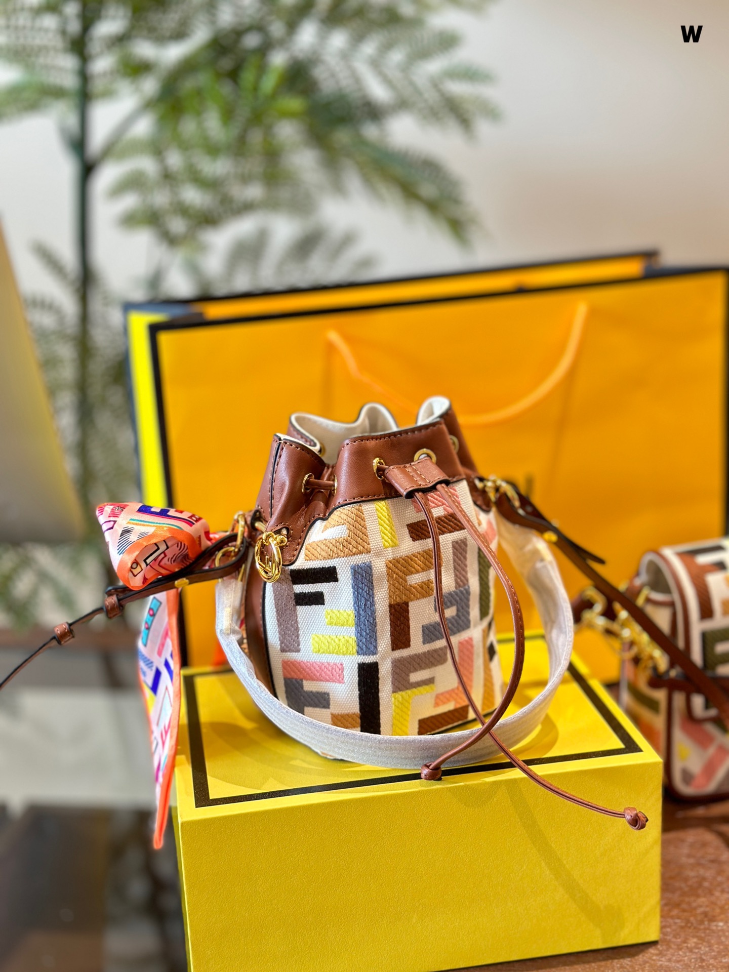 フェンディバッグ FENDI 2024新作 レインボーバケットバッグ