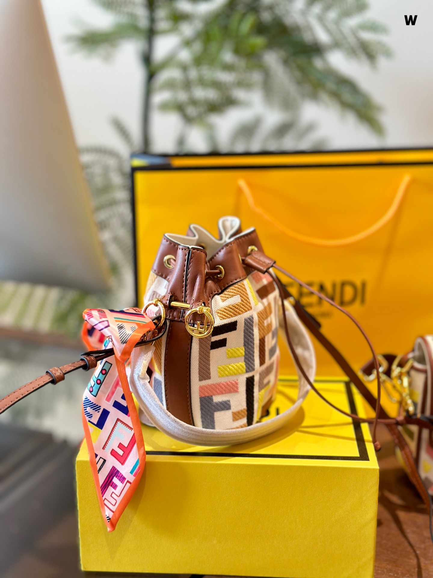 フェンディバッグ FENDI 2024新作 レインボーバケットバッグ