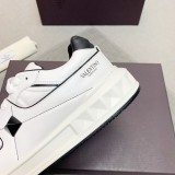 ヴァレンティノ靴 VALENTINO 2024新作 ロートップ カーフスキン スニーカー
