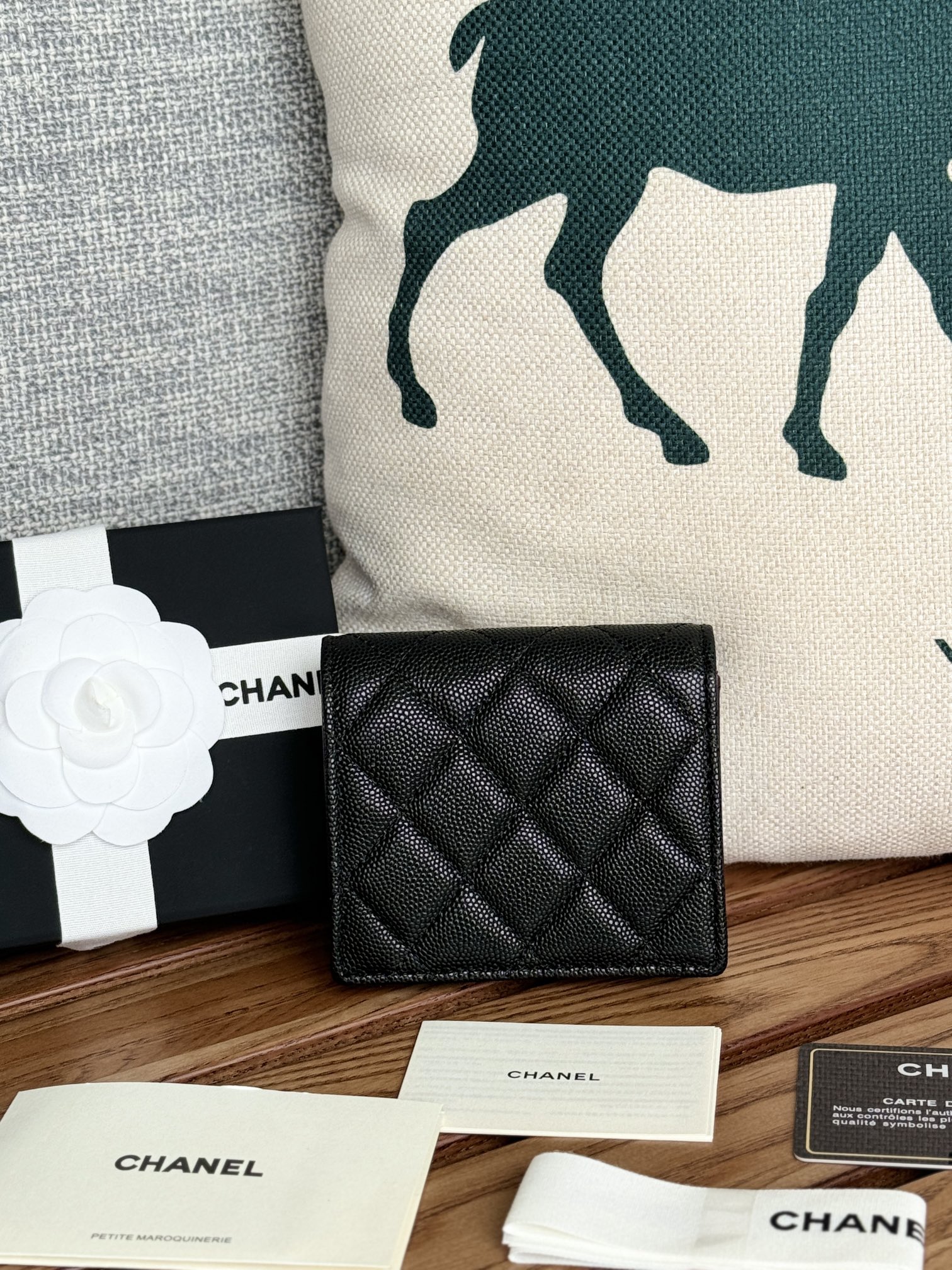シャネル財布 CHANEL 2024新作 2つ折りショートウォレット A84028