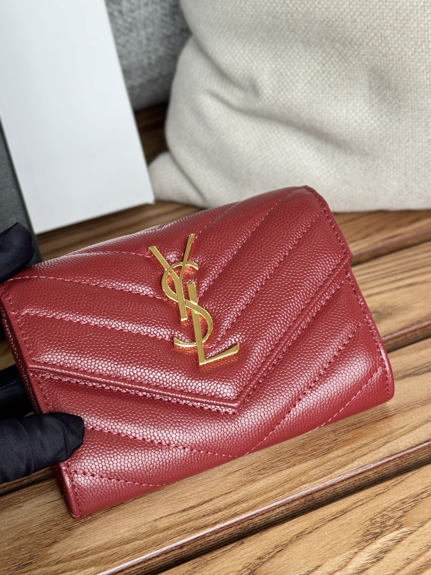 サンローラン財布 Yves Saint Laurent 2024新作 二つ折りクリップウォレット 414404