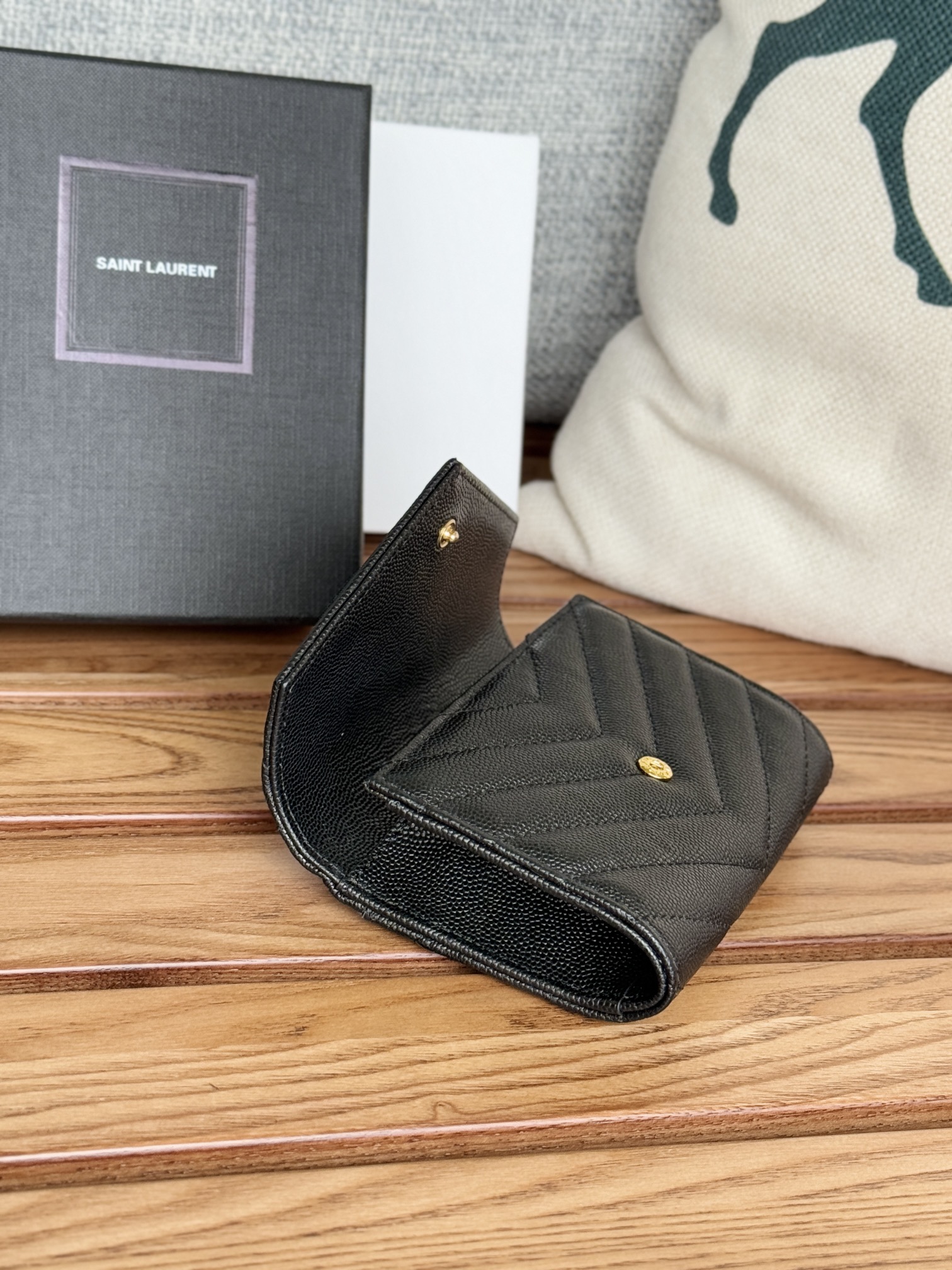 サンローラン財布 Yves Saint Laurent 2024新作 二つ折りクリップウォレット 414404