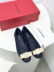 フェラガモ靴 Ferragamo 2024新作 レトロなスタイルのフラット魔女靴おばあちゃんの靴