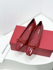 フェラガモ靴 Ferragamo 2024新作 Vara アシンメトリー ノット バックル スモール スクエアトゥ パンプス