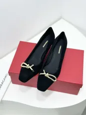 フェラガモ靴 Ferragamo 2024新作 Vara アシンメトリー ノット バックル スモール スクエアトゥ パンプス