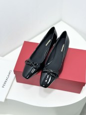 フェラガモ靴 Ferragamo 2024新作 Vara アシンメトリー ノット バックル スモール スクエアトゥ パンプス