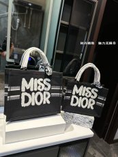 ディオールバッグ DIOR 2024新作 刺繍入りショッピングバッグ