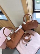 ミュウミュウバッグ Miu Miu 2024新作 ボウリング用ブリーフケース