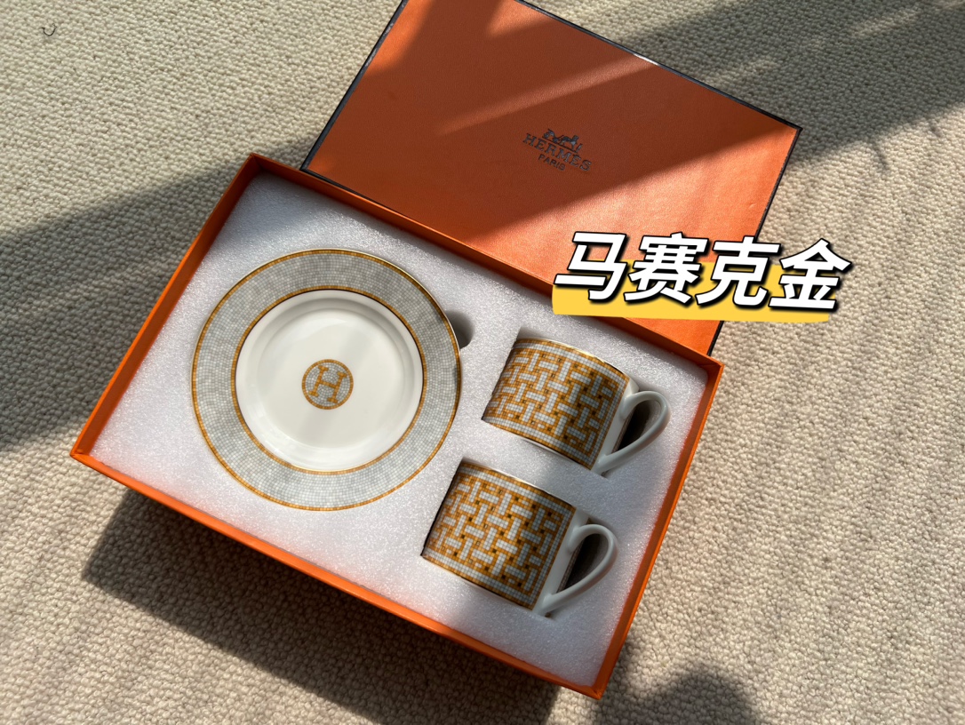 エルメス食器 HERMES 2024新作 ボーンチャイナのカップ＆ソーサーセット