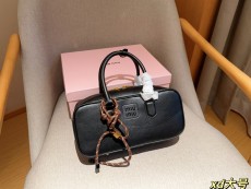 ミュウミュウバッグ Miu Miu 2024新作 枕バッグ