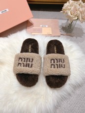 ミュウミュウ靴 Miu Miu 2024新作 毛皮で覆われた靴