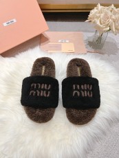 ミュウミュウ靴 Miu Miu 2024新作 毛皮で覆われた靴