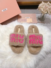 ミュウミュウ靴 Miu Miu 2024新作 毛皮で覆われた靴