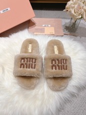 ミュウミュウ靴 Miu Miu 2024新作 毛皮で覆われた靴