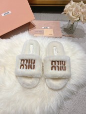 ミュウミュウ靴 Miu Miu 2024新作 毛皮で覆われた靴