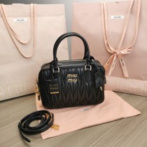 ミュウミュウバッグ Miu Miu 2024新作 高品質 ボウリングハンドバッグ Miu 5BB124