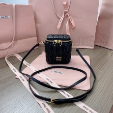 ミュウミュウバッグ Miu Miu 2024新作 高品質 化粧ポーチ 5NR018