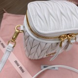 ミュウミュウバッグ Miu Miu 2024新作 高品質 化粧ポーチ 5NR018