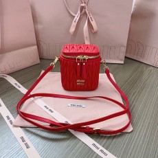 ミュウミュウバッグ Miu Miu 2024新作 高品質 化粧ポーチ 5NR018