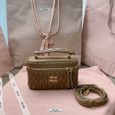 ミュウミュウバッグ Miu Miu 2024新作 高品質 化粧ポーチ ハンドバッグ 5BH226