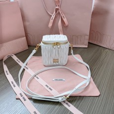 ミュウミュウバッグ Miu Miu 2024新作 高品質 化粧ポーチ 5NR018