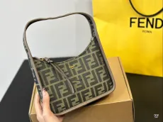 フェンディバッグ FENDI 2024新作 脇の下のバッグ