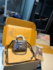 ルイヴィトンバッグ LOUIS VUITTON 2024新作 化粧ポーチ