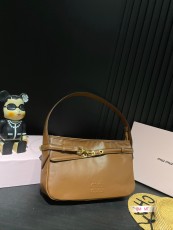 ミュウミュウバッグ Miu Miu 2024新作 脇の下のバッグ
