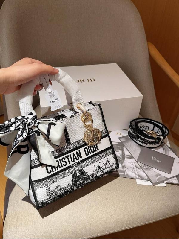 ディオールバッグ DIOR 2024新作 ダイアナ妃のバッグ