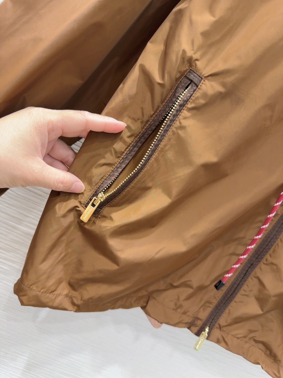 ミュウミュウ服 Miu Miu 2025新作 日焼け防止長袖ウィンドブレーカー