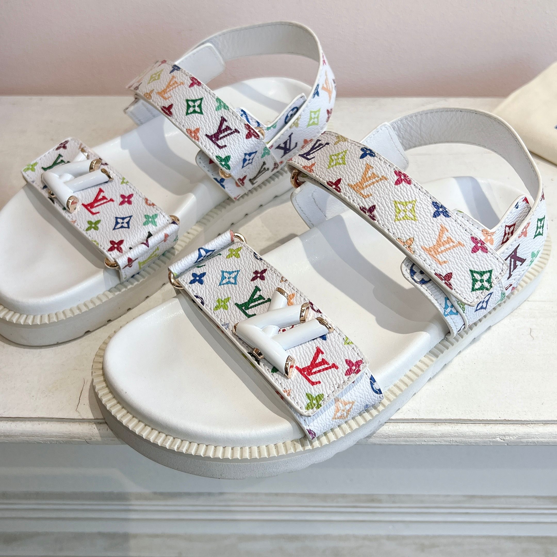 ルイヴィトン靴 LOUIS VUITTON 2025新作 サンダル